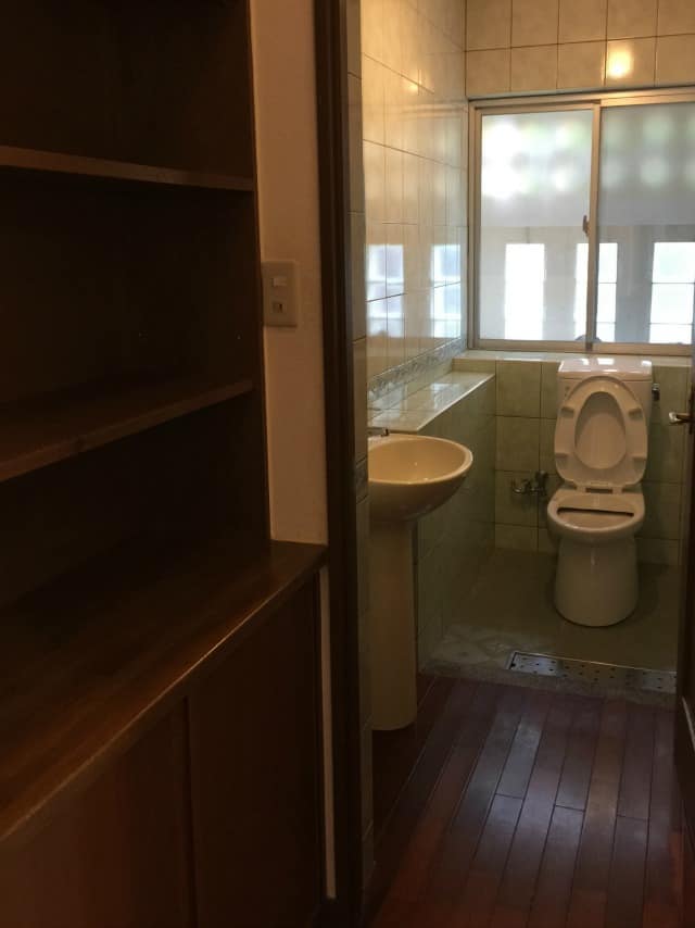 house-1-bathroom2