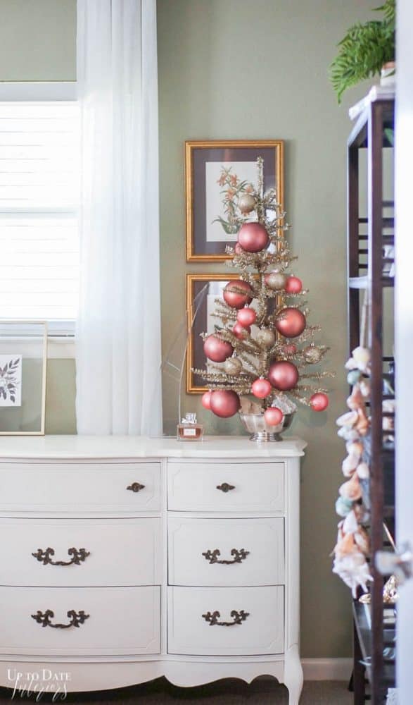 Beautiful Vintage Style Christmas Decorations in the Bedroom | Up to